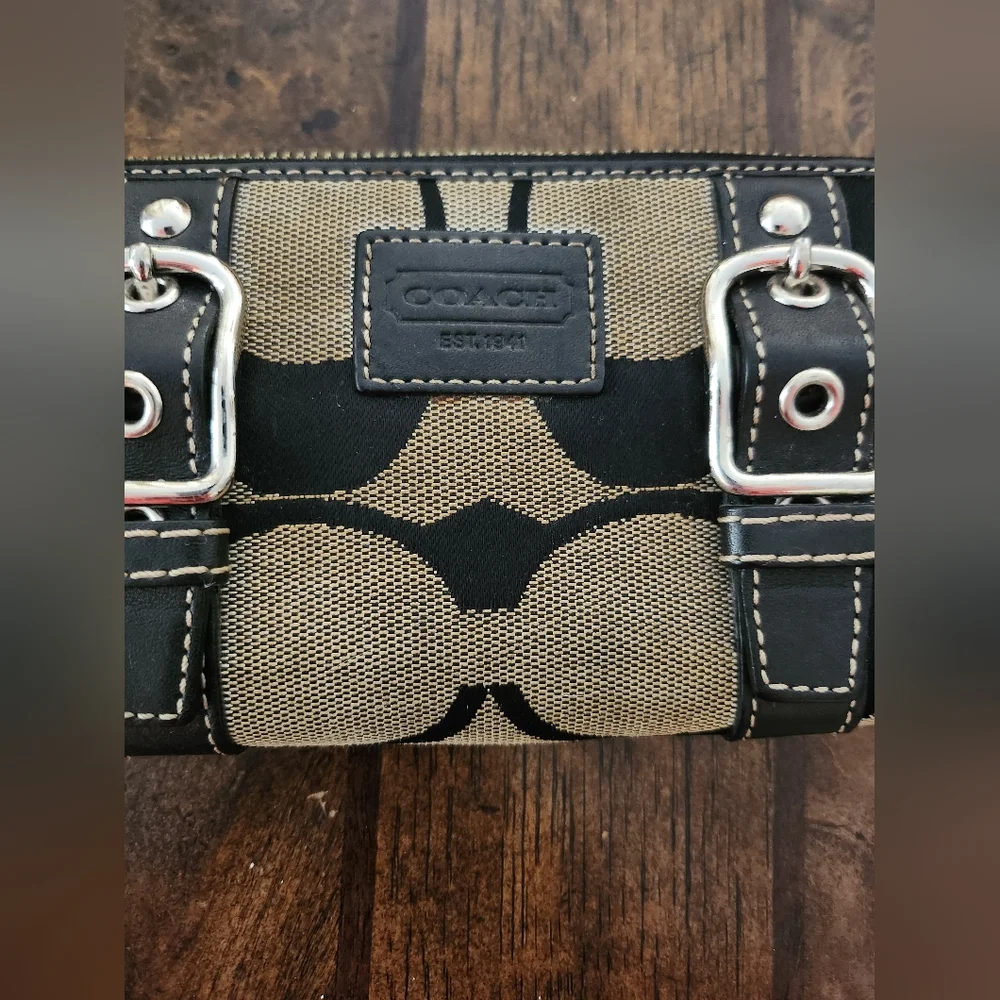 Coach Zoe Signature C zip-around continental clutch wallet